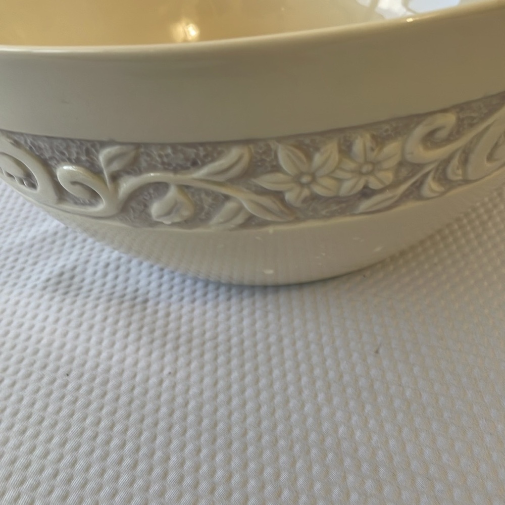 Carmel Ceramica 10.5” Flower Garden Cream Bowl. - Picture 4 of 5